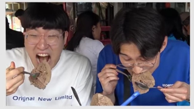 Momen Pertama Cicip Bakso, Orang-orang Korea Ini Ketagihan!