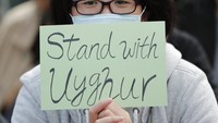 Saat mengikuti aksi warga nampak membawa poster maupun spanduk yang berisi dukungan bagi Uighur.