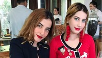 Ini adalah kedekatan Tasya Farasya dengan sang adik, Tasyi Athasyia saat makan bersama di sebuah restoran mewah. Mereka terlihat kompak dengan kostum yang sama. Foto: Instagram @TasyaFarasya
