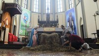 Petugas juga menyelesaikan dekorasi Natal.