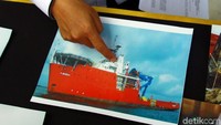 Polisi menunjukkan foto kapal IK Merdeka. Kapal bernomor IMO 8313922 dan berbendera Malaysia itu menjadi barang bukti pengungkapan kasus tersebut.