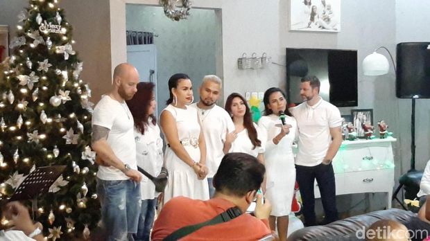 Bisa Dicontoh Nih! Melaney Ricardo Buru Diskon untuk Kado Natal Anak