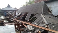 Puluhan rumah di empat desa di Kecamatan Banjarharjo, Kabupaten Brebes, Jawa Tengah, rusak diterjang angin kencang, Minggu (22/12/2019) petang kemarin.