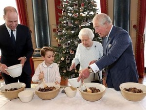 Intip Momen Pangeran George Bikin Christmas Pudding Bareng Ratu Elizabeth