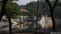 Medi menjelaskan, karena jembatan masih dalam proses pengerjaan, maka jembatan lengkung yang ambruk belum digunakan dan dibuka untuk umum. Sebagai tandanya, pihak PPK telah memasang pembatas khusus di kedua sisi jembatan untuk melarang pengunjung menaiki atau melintasi jembatan.
