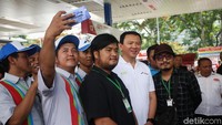 Ahok tampak ramah meladeni permintaan foto bersama tersebut. Senyum selalu tersungging di bibir mantan Gubernur DKI Jakarta tersebut.