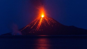 Foto letusan gunung Krakatau pada Desember 2019 yang potret James Moore mendapatkan honourable mention di kategori arth science and climatology. Kamera Canon 60D at a focal length of 70mm, aperture f/13, and exposure of 20 seconds. Lens: 70-300 f4-5.6. Foto: Royal Society Publishing Photography Competition