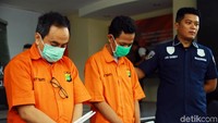Dua pelaku penipuan dihadirkan dalam rilis di Mapolda Metro Jaya, Senin (23/12/2019).