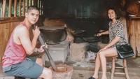Hobi traveling bareng, Al dan Alyssa punya banyak koleksi foto seru saat mereka tengah berlibur bersama. Ini pose seru mereka saat berpura-pura memasak, di dapur tradisional. Foto: Instagram @alyssadaguise dan @alghazali7