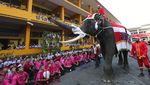 Gajah di Thailand Bagi-bagi Hadiah Natal Kepada Siswa Sekolah