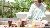 Ini nih senyum manis Sunny saat nikmati menu sarapan di pinggir kolam renang. Lagi-lagi ia menikmati momen ini di Bali. Foto: Instagram sunnydahye
