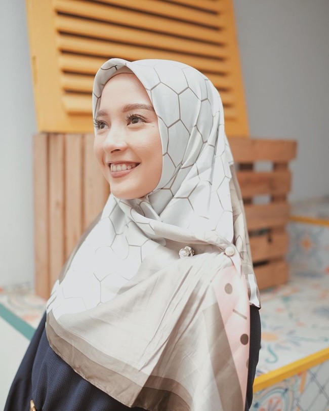 Kini penampilannya yang tampak kalem, sopan dan tertutup. Cerelia tampil beda dengan menggunakan hijab. Keputusan hijrah bintang FTV Ini mendapatkan beragam pujian dari warganet yang mendukungnya untuk berhijab. Semoga istiqomah ya Cerelia! Foto: Instagram Cerelia Raissa