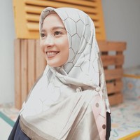 Kini penampilannya yang tampak kalem, sopan dan tertutup. Cerelia tampil beda dengan menggunakan hijab. Keputusan hijrah bintang FTV Ini mendapatkan beragam pujian dari warganet yang mendukungnya untuk berhijab. Semoga istiqomah ya Cerelia! Foto: Instagram Cerelia Raissa