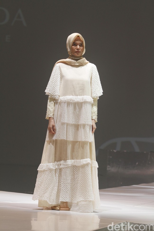 Ria Miranda menampilkan rancangan terbarunya untuk 2020 dengan mengambil tema Realita di The Hall Senayan City, Jakarta, Kamis [24/10/2019]. Foto: Mohammad Abduh/Wolipop