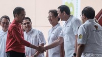 Peresmian digelar di SPBU Pertamina, Jalan MT Haryono, Jakarta Selatan, Senin (23/12/2019). Saat tiba, Jokowi bersalaman dengan jajaran menteri dan petinggi Pertamina, termasuk Ahok. Setelahnya Jokowi mendengarkan penjelasan Nicke mengenai B30. (Foto: Andhika Prasetia/detikcom)