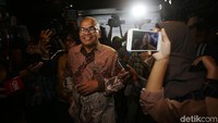 Senyum ceria mengembang di bibir Amien Sunaryadi saat tiba di Kementerian BUMN.