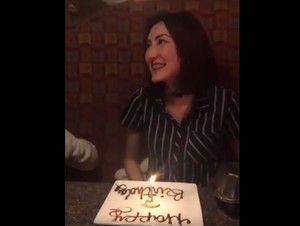 Kue Ultah Wanita Vegan Ini Berupa Irisan Pisang dan Lilin