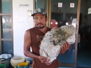 Lagi Jalan di Pantai, Pemulung Temukan Batu Senilai Rp 9,6 M
