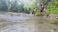 Tidak jarang, para siswa menginap di sekolah jika arus sangat deras dan air Sungai Ciderma meluap sehingga tidak memungkinkan mereka pulang. 
