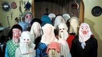 Di Newfoundland, biasanya perayaan natal diisi dengan anak-anak yang memakai masker atau tutup wajah berwarna putih. Mirip seperti Halloween, mereka juga mengetuk pintu rumah orang, untuk meminta permen hingga kue. Foto: Istimewa