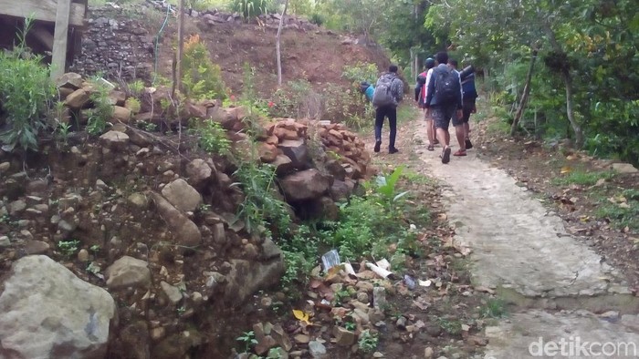 Jalur pendakian menuju puncak Abiyoso dan Natasangin di Gunung Muria, Desa Rahtawu, Kudus