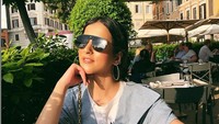Mengenakan sunglasses, pose candid Tasya Farasya sambil ditemani segelas kopi ini membuat netien terperangah. Momen ini ketika dirinya berlibur ke Rome, Italia. Foto: Instagram @TasyaFarasya