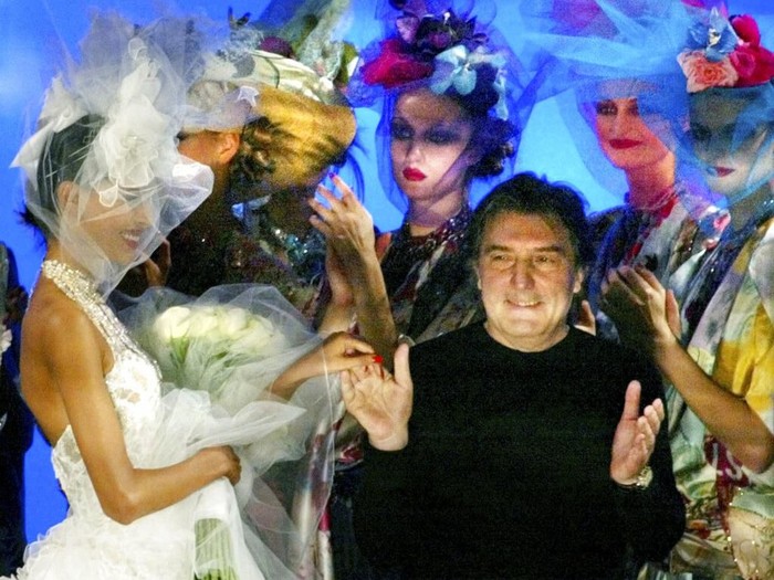 Emanuel Ungaro seusai menampilkan koleksi Haute-Couture Spring-Summer 2003 di Paris Fashion Week. Sang desainer meninggal di usia 86 tahun pada Sabtu (21/12/2019). (Foto: AP Photo/Laurent Rebours) Emanuel Ungaro seusai menampilkan koleksi Haute-Couture Spring-Summer 2003 di Paris Fashion Week. Sang desainer meninggal di usia 86 tahun pada Sabtu (21/12/2019). (Foto: AP Photo/Laurent Rebours)