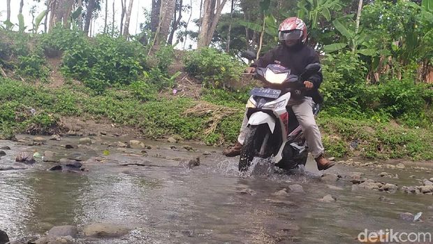 Nihil Jembatan, Warga-Pelajar Karyamukti Cianjur Terobos Sungai