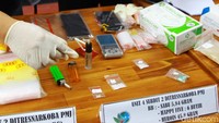 Polisi menggelar barang bukti sabu yang berhasil diamankan.