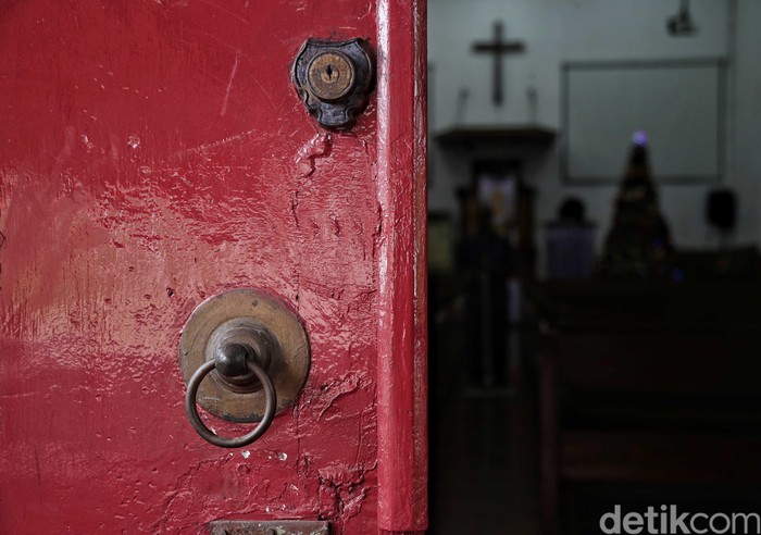 Umat Nasrani keturunan Portugis membersihkan gereja di kawasan Gereja Tugu, Jakarta Utara, Senin (23/12).