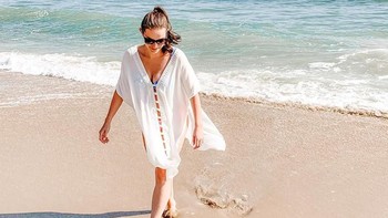 Yang unik adalah, Camille tidak mau ikut Miss America jika ada kontes swimsuit. Instagramnya pun tidak ada foto dia berbikini, selalu dia tutup dengan baju pantai yang modis (camilleschrier/Instagram)