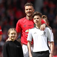 5. David BeckhamTak heran jika mantan pesepakbola ini selalu masuk dalam daftar ayah terseksi. David Beckham yang punya empat anak tersebut memang cukup ekspresif dalam mengungkap rasa sayangnya pada anak-anak. Mereka pun tampak sering menghabiskan waktu bersama.Foto: Getty Images