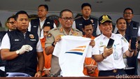 Polisi juga menunjukkan kaos berlogo PT KAI yang digunakan pelaku melancarkan aksinya.