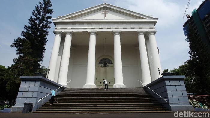 Gereja Immanuel Siap Gelar Misa Natal Gereja Immanuel berbebah jelang perayaan Natal 2019. Lantai hingga kaca dibersihkan.