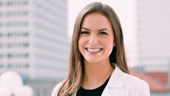 Ilmuwan sering digambarkan sosok yang tua dan kutu buku. Tapi ahli biokimia yang satu ini, muda, cantik dan cerdas. Inilah Camille Schrier (camilleschrier/Instagram)