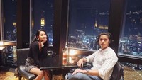 Pilih resto dengan konsep fine dining, begini serasinya Al dan Alyssa saat makan malam bersama dengan pemandangan kota yang keren. Foto: Instagram @alyssadaguise dan @alghazali7