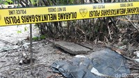 Penemuan kerangka manusia dalam septic tank di kawasan Bantul menggegerkan masyarakat sekitar. Pantauan detikcom, Senin (23/12/2019) tangki septik tersebut berada di samping rumah Waluyo, di Dusun Karangjati, Desa Bangunjiwo, Kecamatan Kasihan, Bantul.