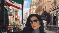 Saat berlibur ke Paris, Tasya Farasya memanjakan perutnya dengan mengunjungi sebuah kafe. Netizen dibuat terpukau dengan penamplannya yang tampak keren dengan jaket kulitnya. Foto: Instagram @TasyaFarasya