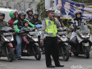 Wisatawan Padati Lembang, Polisi Buka-Tutup Jalur
