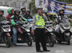 Wisatawan Padati Lembang, Polisi Buka-Tutup Jalur