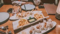 Berkunjung berdua ke Singapura, Al dan Alyssa kompak memilih restoran dengan hidangan khas Jepang sebagai menu makan malam mereka. Foto: Instagram @alyssadaguise dan @alghazali7