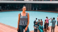 Dirinya juga suka traveling ke India, ini gayanya di Lotus Temple, Delhi (Instagram/itsstephrice) (Instagram/itsstephrice)