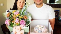 Edward dekat juga dengan sosok sang mama. Lihat saja ketika ibundanya ini merayakan ulang tahun. Sebuah cake cantik sudah siap diberikan Edward. Foto: instagram @etirtanata
