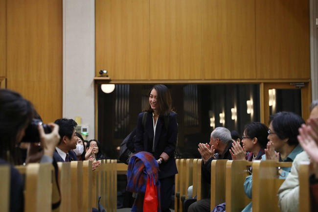 Noriyuki Yamaguchi sendiri merupakan seorang pemegang posisi tinggi. Ia adalah kepala biro Washington untuk Tokyo Broadcasting System dan biographer Shinzo Abe kala itu. Atas tuduhan Ito, Yamaguchi pun mengelak dan dua bulan setelah investigasi, para jaksa menghentikan kasus itu. Foto: Getty Images