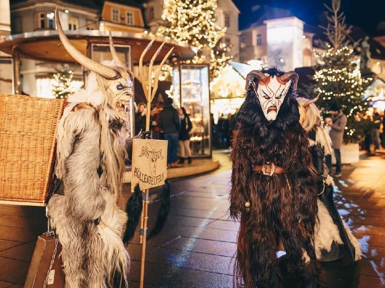 Makan Ulat hingga Krampus, Tradisi Natal yang Aneh di Berbagai Dunia