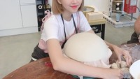Begini aksi Sunny saat belajar bikin mangkok salad berbahan tanah liat. Kayanya ceramics bakalan jadi hobby aku deh, tulis wanita yang jalani operasi plastik ini. Foto: Instagram sunnydahye