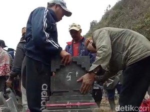Warga Bangun Kembali Tempat Sembahyang Umat Hindu di Bromo yang Dirusak