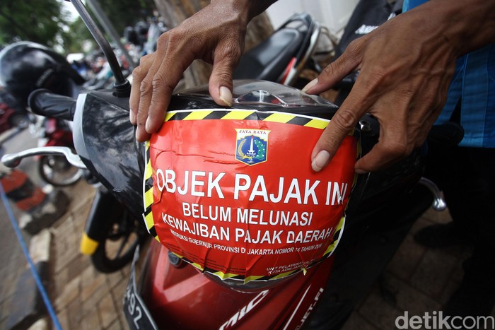 Razia pajak kendaraan bermotor terus digalakkan di DKI Jakarta. Kali ini belasan sepeda yang terparkir IRTI Monas diketahui menunggak pajak.