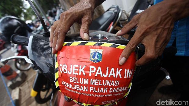Razia pajak kendaraan bermotor terus digalakkan di DKI Jakarta. Kali ini belasan sepeda yang terparkir IRTI Monas diketahui menunggak pajak.