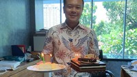 Dua kue ulang tahun sedang dipegang Edward. Siapa ya yang ulang tahun? Wah ternyata kue ini diberikan untuk Edward yang pertengahan Desember lalu merayakan ulang tahunnya ke 31.  Foto: instagram @etirtanata